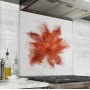 Fond de hotte blanc avec explosion de poudre rouge