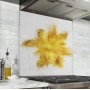 Fond de hotte blanc avec explosion de poudre jaune