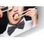 Fond de hotte noir femme avec sushis et baguettes chinoises