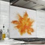 Fond de hotte blanc avec explosion de poudre orange