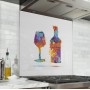 Fond de hotte blanc avec bouteille et verre multicolores