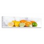 Crédence de cuisine blanche avec fruits frais agrumes : orange, citron vert et citron jaune