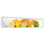 Crédence de cuisine blanche avec fruits frais agrumes : orange, citron vert et citron jaune