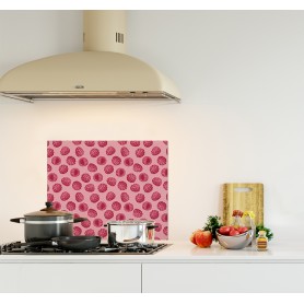 Crédence de cuisine rose avec motifs framboises