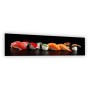 Crédence de cuisine noire avec variété de sushis