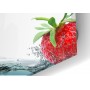 Crédence de cuisine blanche avec fraise rouge plongée dans l'eau