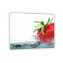 Crédence de cuisine blanche avec fraise rouge plongée dans l'eau