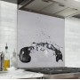 Fond de hotte blanc avec explosion peinture noire